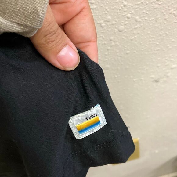 Vuori men’s Strato Tech Performance Polo Shirt black collared buttons down short - Picture 4 of 9